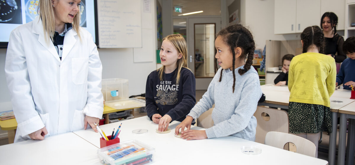 Medewerker van Winclove Probioticd geeft les op basisschool in Amsterdam-Noord